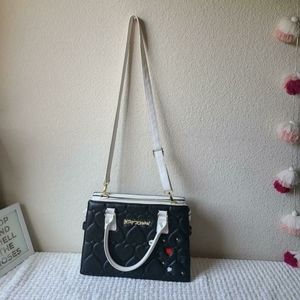 BETSEY JOHNSON QUILTED HANDBAG/CROSSBODY BLACK AND WHITE